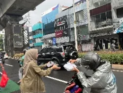 Senyum Ojek Online dan Warga Warnai Aksi Jum’at Berkah BRI BO Panglima Polim
