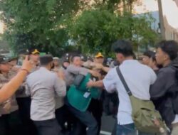 Aksi Brutal Polisi Disayangkan, Demo Mahasiswa UIKA Mendadak Ricuh